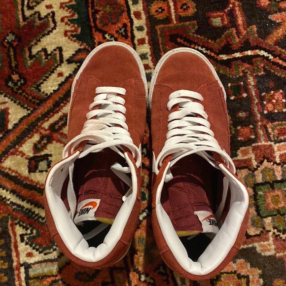 LIKE NEW RED NIKE BLAZERS - Picture 2 of 3